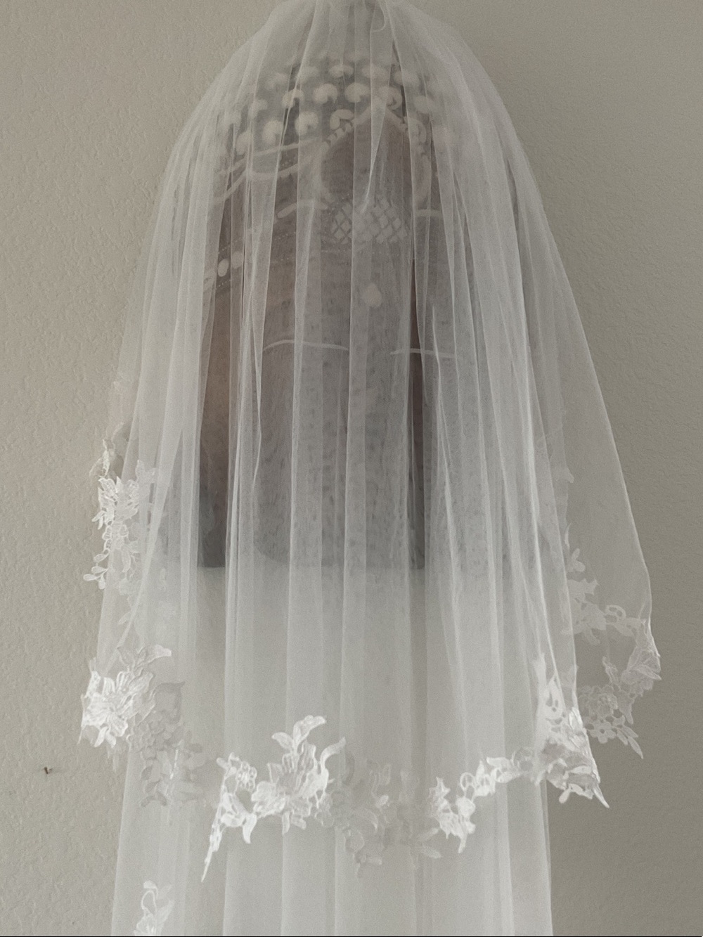 Stunning 2-Tier Lace-Trim Chapel / Cathedral Bridal Veil with Floral Appliqué - Picture 11 of 11